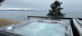 Loon Cabin - Cozy retreat with bay views, a shared hot tub, and fire pit!