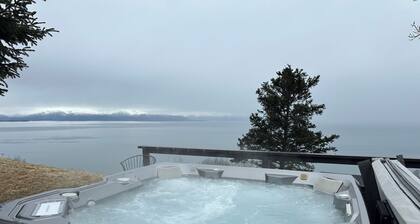 Red Salmon Cabin - Cozy retreat with bay views, a shared hot tub, and fire pit!