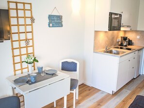 Mikrobølgeovn, brødrister, højstol, spisebord