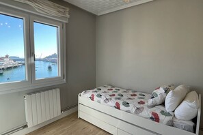 3 habitaciones y tabla de planchar con plancha