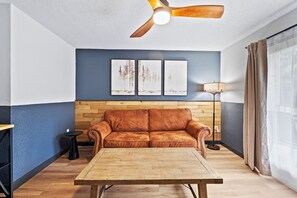 Smart TV - Renovated 2 Queen Suite Pet Friendly (Townsend)