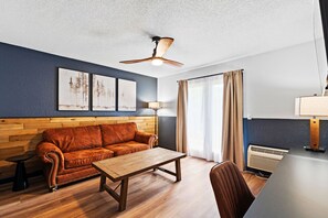 Smart TV - Renovated 2 Queen Suite Pet Friendly (Townsend)