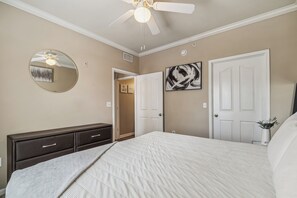 1 bedroom, iron/ironing board, WiFi, bed sheets - Chic 1-bedroom apartment with fitness room and AC in vibrant The Colony (The Colony)