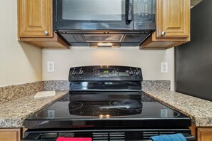 Private kitchen - Chic 1-bedroom apartment with fitness room and AC in vibrant The Colony (The Colony)