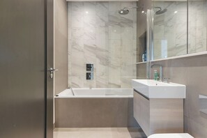 Een haardroger, handdoeken