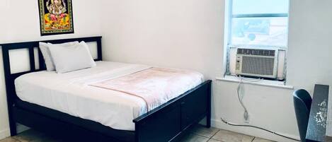 1 bedroom, desk, WiFi