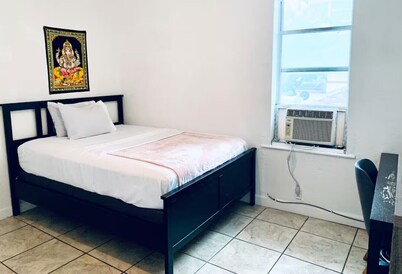 Private Edgewater King Suite - Walk to Wynwood - Beach & Design District Access