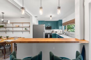 Fridge, microwave, oven, stovetop - Lighthouse Beach - Pool & Spa - Near Beach - Woof (Palm Beach Gardens)