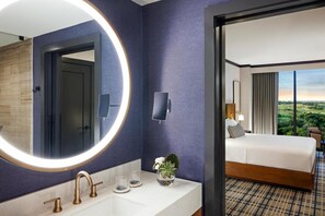 1 bedroom, iron/ironing board, travel crib, WiFi - King Room at a 5⭐️ Hotel (Frisco)