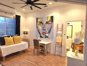 5 Schlafzimmer, Schreibtisch, Bügeleisen/Bügelbrett, WLAN