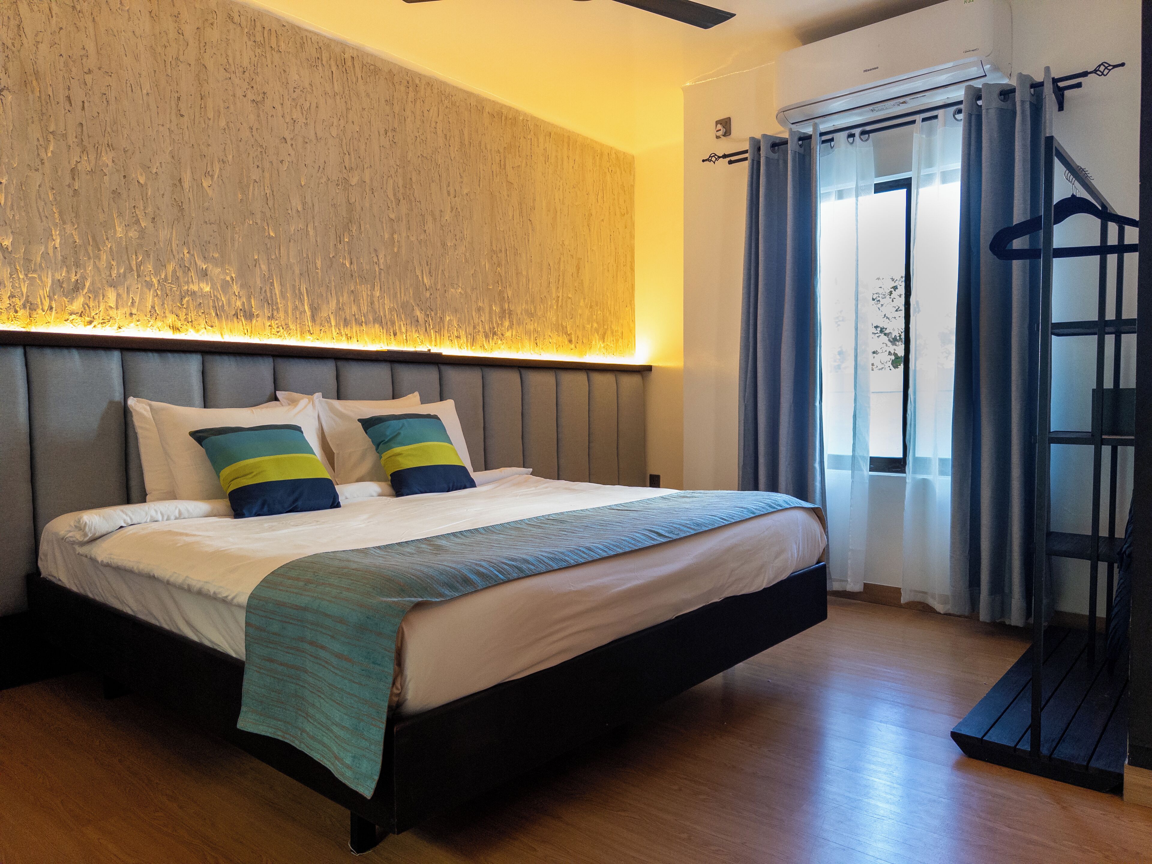 Habitación Deluxe con 1 cama doble o 2 individuales, balcón, vistas a la piscina | Caja fuerte, escritorio, espacio para trabajar con un portátil