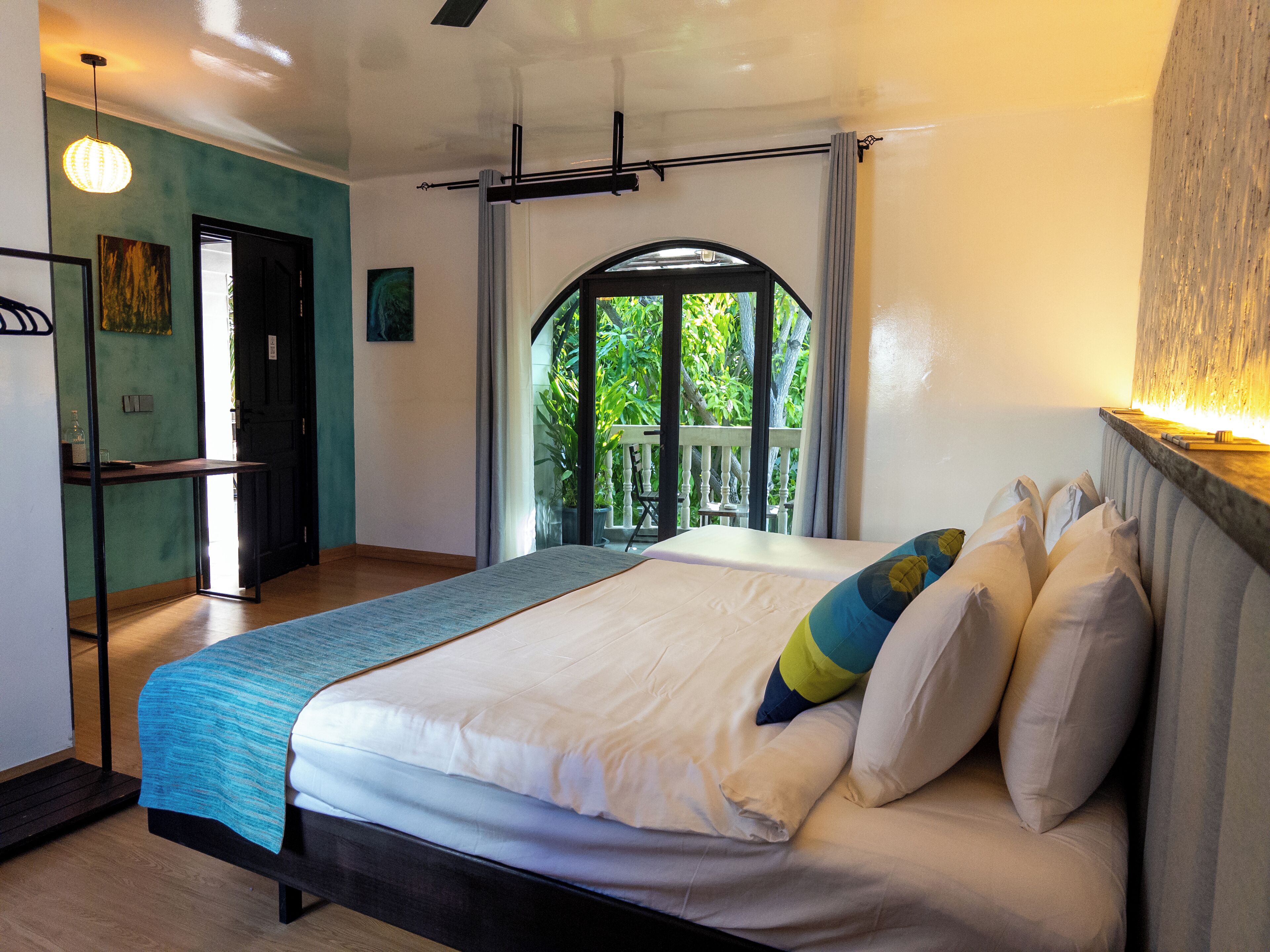 Quarto casal ou duplo luxo, sacada, vista para a piscina | Cofres nos quartos, escrivaninha, espaço de trabalho para notebook