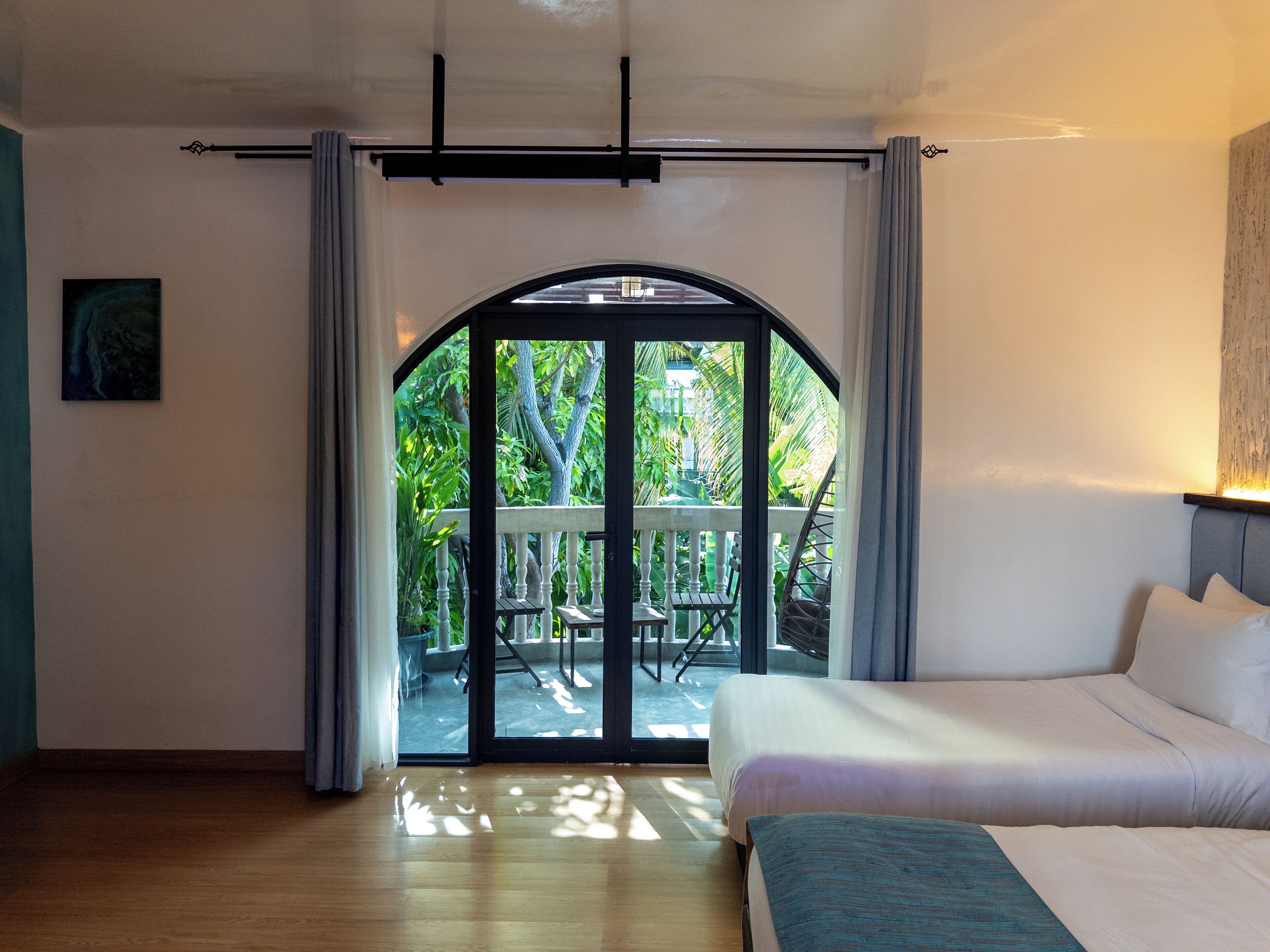 Habitación Deluxe con 1 cama matrimonial o 2 individuales, balcón, vista a la alberca | Caja de seguridad en la habitación y escritorio 