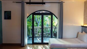 Chambre Deluxe Double ou avec lits jumeaux, balcon, vue piscine | Coffres-forts dans les chambres, bureau