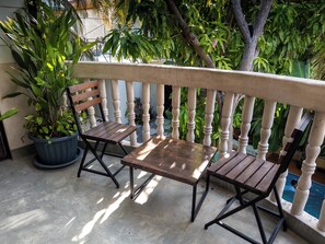 Kamar Double atau Twin Deluks, balkon, pemandangan kolam renang | Pemandangan balkon