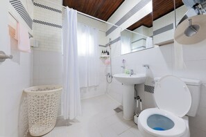 Shower, hair dryer, towels, soap - 2F TOV ROOM,3R00MS, A place to create good memories with  people,near Humphrey (Pyeongtaek)