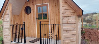 Cosy Countryside Cabin - Sleeps 2, Parking & Farm
