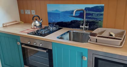 Cosy Countryside Cabin - Sleeps 2, Parking & Farm