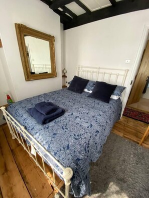 2 makuuhuonetta, silitysrauta/-lauta, Wi-Fi, vuodevaatteet