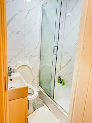 Douche, serviettes fournies