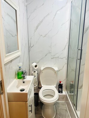 Douche, serviettes fournies