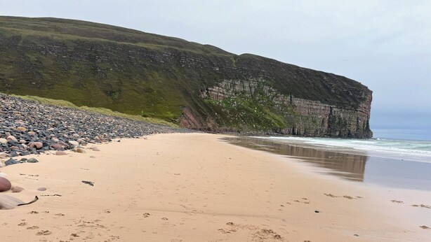 A beach with a rocky shoreline and a cliff. - Withi-Gill - Bay of Ireland Views 50m From Beach (Stromness)