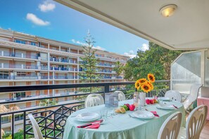 Outdoor dining - Garden View Daturas, Menton, France (Menton)