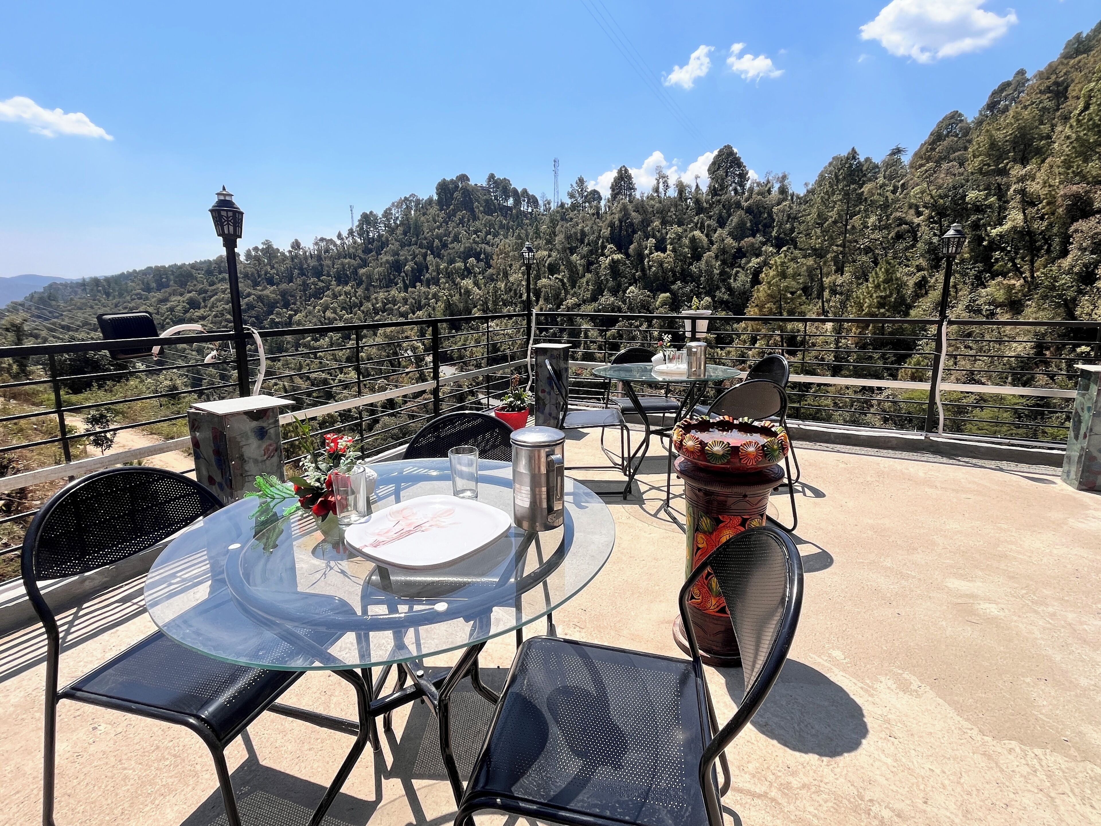 Safe på rommet, blendingsgardiner, lydisolert og strykejern/-brett