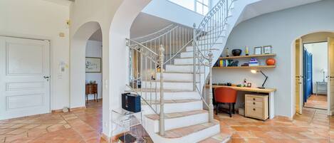 المنشأة من الداخل