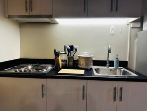 Frigorífico, microondas, placa de cocina y utensilios de cocina