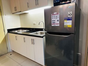 Frigorífico, microondas, placa de cocina y utensilios de cocina