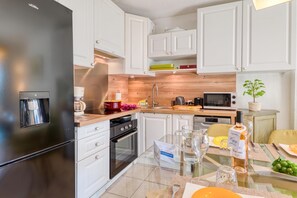 Cafetera y tetera, refrigerador, microondas y horno 