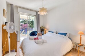 2 室のベッドルーム、WiFi (無料)、ベッドシーツ