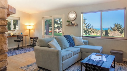 Coastal Escape: Gorgeous 4-Bed Home in Bandon