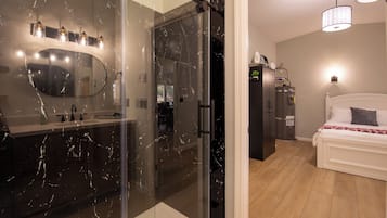 4 dormitorios, escritorio, tabla de planchar con plancha y cuna de viaje