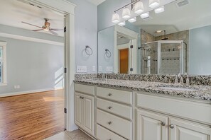 Een haardroger, handdoeken, zeep, toiletpapier