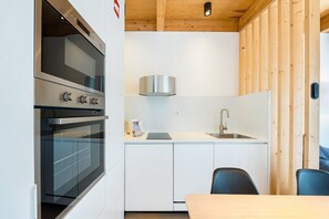 Fridge, microwave, oven, dishwasher - GuestReady - Cedofeita Collection Duplex P2 (Porto)