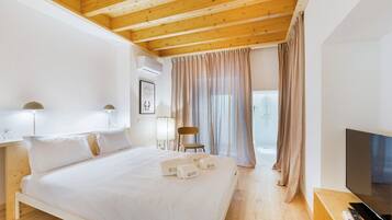 2 bedrooms, iron/ironing board, internet, bed sheets