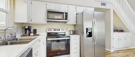 Réfrigérateur, micro-ondes, four, plaque de cuisson