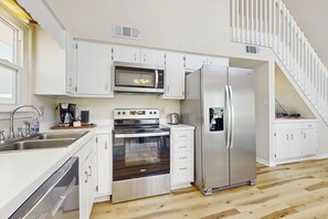 Kühlschrank, Mikrowelle, Ofen, Herdplatte