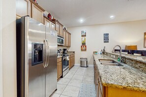 Geladeira, micro-ondas, fogão, cooktop
