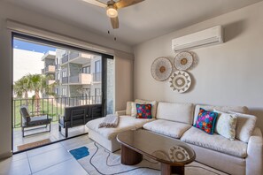 TV - Bright and modern condo w/ balcony, shared pool, a/c, minutes to beach & town (Cabo San Lucas)