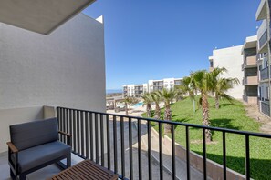 Property grounds - Bright and modern condo w/ balcony, shared pool, a/c, minutes to beach & town (Cabo San Lucas)