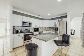 Kylskåp, mikrovågsugn, ugn och spishäll