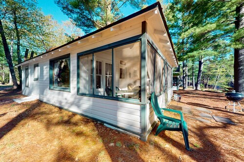 Charming waterfront cottage with shared firepit, canoe, paddlebaot & docks