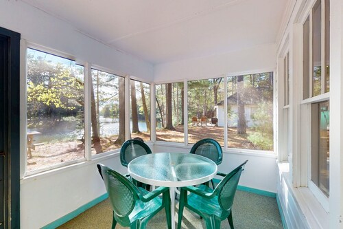 Charming waterfront cottage with shared firepit, canoe, paddlebaot & docks