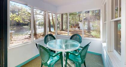 Charming waterfront cottage with shared firepit, canoe, paddlebaot & docks