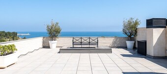 Penthouse with private solarium, barbecue and pool