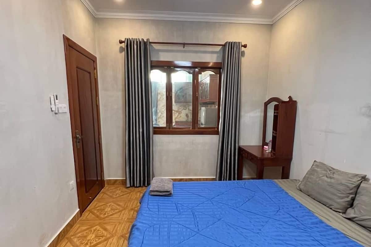 Basic Room, 1 King Bed | 2 bedrooms, soundproofing, free WiFi