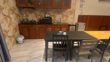 Apartamento básico, 2 quartos, vista para a cidade | Área de estar